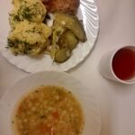 OBIAD: Zupa z soczewicy i ziemniakami 500 ml Ziemniaki gotowane 250 g Kotlet mielony drobiowy 120 g Ogórek kiszony z cebulką z olejem 200 g Kompot owocowy z jabłkami* z/c 250 ml