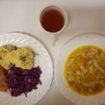 Obiad: Dyniowa z makaronem 500 ml Ziemniaki gotowane 250 g Ryba smażona (Morszczuk) 120 g Sałatka z kapusty czerwonej z olejem 200 g Kompot owocowy z jabłkami* z/c 250 ml