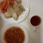 OBIAD: Barszcz czerwony z ziemniakami 500 ml Pierogi ukraińskie * 350 g Surówka z marchwi i selera z olejem 200 g Kompot owocowy z jabłkami* z/c 250 ml