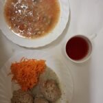 OBIAD: Kapuśniak z kapusty kiszonej 500 ml Kasza jęczmienna/sypko 200 g Pulpet wieprzowy 100 g Sos koperkowy * 100 ml Surówka z marchwi z olejem b/c 200 g Kompot owocowy z jabłkami* z/c 250 ml