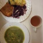 Obiad: Szpinakowa z zacierką 500 ml Ziemniaki gotowane 250 g Ryba smażona (Morszczuk) 120 g Sałatka z kapusty czerwonej z olejem 200 g Kompot owocowy z jabłkami* z/c 250 ml