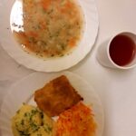 OBIAD: Kalafiorowa z ryżem 500 ml Ziemniaki gotowane 250 g Ryba smażona (Morszczuk) 120 g Surówka z kapusty kiszonej z olejem 200 g Kompot owocowy z jabłkami* z/c 250 ml