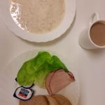 Śniadanie: Płatki owsiane na mleku 300 ml Chleb mieszany pszenno-żytni 100 g Chleb Graham 30 g Masło porcjowane 10g (82% tł.) 2 szt Schab Kruchy z Liszek- wieprzowy, parzony, wędzony 40 g Kawa zbożowa z mlekiem z/c 250 ml Sałata zielona 35 g