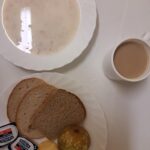 ŚNIADANIE: Płatki owsiane na mleku 300 ml Kawa zbożowa z mlekiem z/c 250 ml Chleb mieszany pszenno-żytni 100 g Chleb Graham 30 g Masło porcjowane 10g (82% tł.) 2 szt Ser żółty 40 g Gruszka 1szt. 150 g