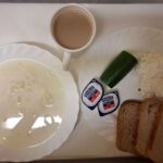 Śniadanie: Zacierka na mleku 300 ml Kawa zbożowa z mlekiem z/c 250 ml Chleb mieszany pszenno-żytni 100 g Chleb Graham 30 g Masło porcjowane 10g (82% tł.) 2 szt Pasta z twarogu z natką pietruszki 100 g Ogórek świeży 100 g