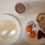 Śniadanie: Kasza manna na mleku 300 ml Kakao z mlekiem z/c 250 ml Chleb mieszany pszenno-żytni 100 g Chleb Graham 30 g Masło porcjowane 10g (82% tł.) 2 szt. Dżem 50 g Mandarynka 150 g