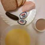 ŚNIADANIE: Kasza kukurydziana na mleku 300 ml Kawa zbożowa z mlekiem z/c 250 ml Chleb mieszany pszenno-żytni 100 g Chleb Graham 30 g Masło porcjowane 10g (82% tł.) 2 szt Szynkowa dębowa drobiowa kiełbasa grubo rozdrobniona 40 g ogórek kiszony 100 g