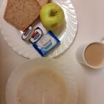 ŚNIADANIA: Płatki owsiane na mleku 300 ml Kawa zbożowa z mlekiem z/c 250 ml Chleb mieszany pszenno-żytni 100 g Chleb Graham 30 g Masło porcjowane 10g (82% tł.) 2 szt Serek fromage naturalny 80g -Górski przysmak 1 szt Jabłko 1 szt