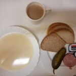 Śniadanie: Kasza manna na mleku 300 ml Kawa zbożowa z mlekiem z/c 250 ml Chleb mieszany pszenno-żytni 100 g Chleb Graham 30 g Masło porcjowane 10g (82% tł.) 2 szt Kiełbasa Żywiecka wieprzowa grubo rozdrobniona wędzona parzona z dodatkiem białka wieprzowego 40 g Ogórek kiszony 100 g