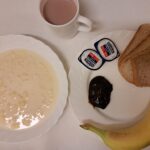 Śniadanie: Zacierka na mleku 300 ml Kakao z mlekiem z/c 250 ml Chleb mieszany pszenno-żytni 120 g Chleb Graham 30 g (GLU PSZ,) Masło porcjowane 10g (82% tł.) 2 szt Powidła śliwkowe 50 g Banan 1szt.