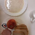 ŚNIADANIE: Płatki pszenne na mleku 300 ml Kawa zbożowa z mlekiem z/c 250 ml Chleb mieszany pszenno-żytni 100 g Chleb Graham 30 g Masło porcjowane 10g (82% tł.) 2 szt Szynka pieczona na ogniu wieprzowa z dod.wodą, wędzona, pieczona, parzona 40 g Jabłko 1 szt