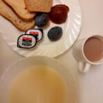 Śniadanie: Kasza manna na mleku 300 ml Chleb mieszany pszenno-żytni 100 g Chleb Graham 30 g Masło porcjowane 10g (82% tł.) 2 szt Dżem 50 g Śliwka 120 g Kakao z mlekiem z/c 250 ml