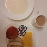 ŚNIADANIE: Ryż na mleku 300 ml Chleb mieszany pszenno-żytni 100 g Chleb Graham 30 g Masło porcjowane 10g (82% tł.) 2 szt Ser żółty 40 g Jabłko 1 szt Kawa zbożowa z mlekiem z/c 250 ml